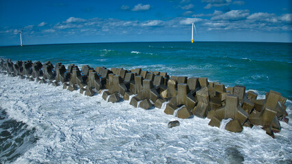 秋も深まってきた富山県東部下新川海岸沿岸の離岸堤と波の様子