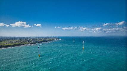 秋の富山県下新川海岸沿岸の洋上風力発電風車