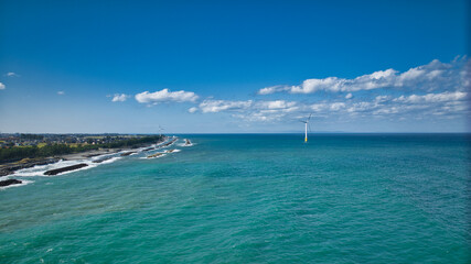 秋の富山県下新川海岸沿岸の洋上風力発電風車