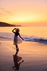 夕焼けの海を眺める彼女