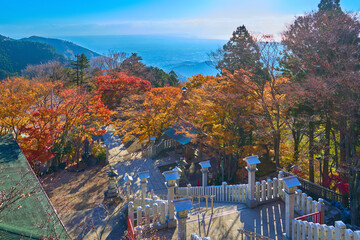 紅葉の神奈川県伊勢原市大山(おおやま)の阿夫利神社から朝の相模湾方面の眺望