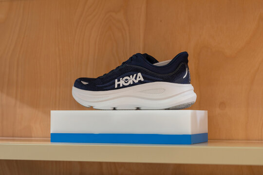 HOKAのスニーカー