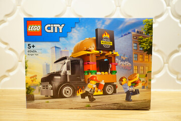 Naklejka premium Lego City Burger Van set box art featuring minifigures and food truck