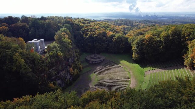 Amfiteatr na G&oacute;rze Świętej Anny na Śląsku w Polsce, jesienią z lotu ptaka.