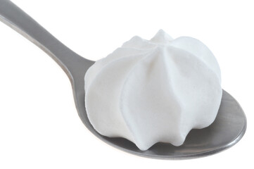 Meringue dans une cuillère en gros plan isolée sur fond blanc