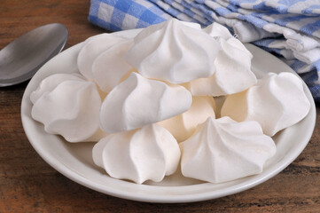 Meringues entassées dans une assiette en gros plan