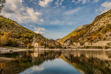 Fototapeta premium Lake San Domenico is an artificial lake in Abruzzo, in the municipality of Villalago (L'Aquila). Known for its emerald waters, it is located within the Sagittario Gorges.