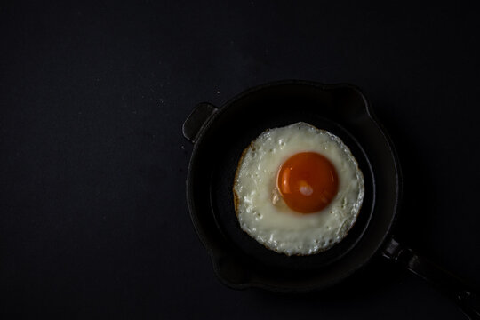Single fried egg in pan