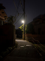 街灯が光る夜の路地