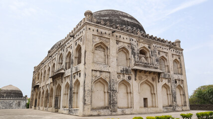 Obraz premium India, Karnataka, Vijayapura, The Mughal Architectural Marvel Haft Gumbad or Haft Tomb, it Built in 15th Century by Bahamani Dynasty of Vijayapura.