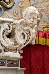 Obraz premium SALERNO, ITALY - OCTOBER 6, 2025: The detail of baroque main altar of church Chiesa di San Giorgio by Pietro and Bartolomeo Ghetti from 17. cent. 