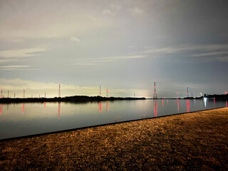 堤防から見る夕方の風景