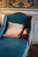 Ancien lit de la Renaissance. Vieux canap&eacute; bleu dans un ch&acirc;teau. Vieille couche avec des oreillers et des coussins d&eacute;cor&eacute;s. Luxe pass&eacute;. 