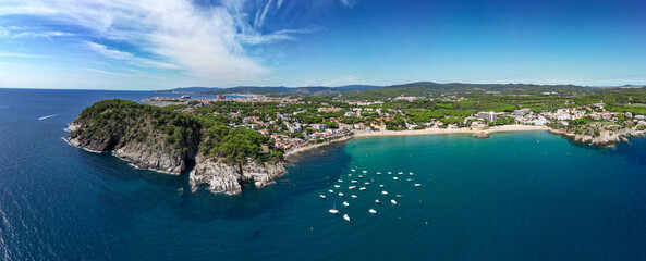 Panorama-Luftaufnahme Bucht Cala de la Fosca und Stadt Palamós