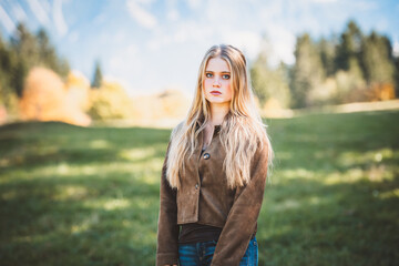 Junge blonde Frau / Natur