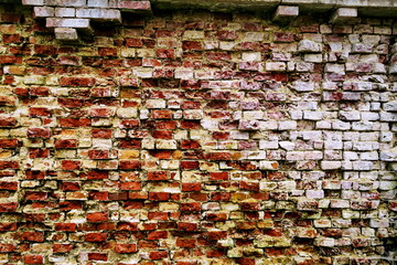 Vieux mur avec briques cassées. Mur en relief brisé.