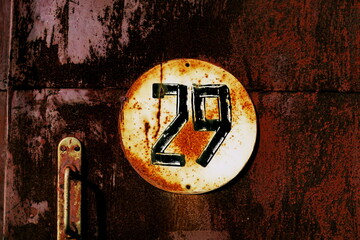 Numéro 29. Plaque de numéro de rue sur fer rouillé.