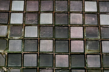 Fenêtre à carreaux translucides.