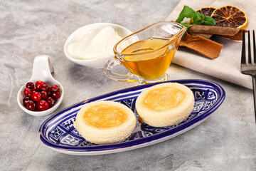 Roasted cheesecakes - Syrniki with honey