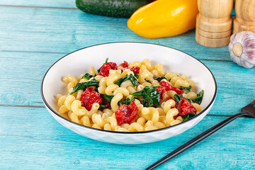 Pasta with spinach and tomato