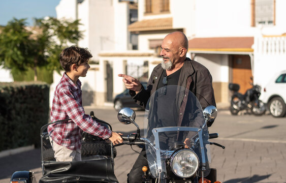 Grandfather and grandson: The 60-year-old man finally parks his motorcycle and talks to his grandson after taking a ride