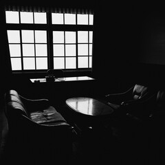 古い建物の中の応接室　モノクローム