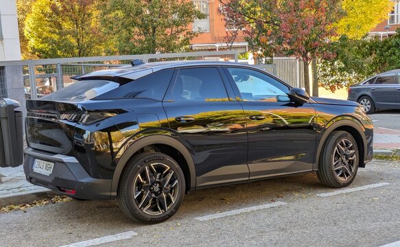 Autom&oacute;vil Peugeot 3008 Hybrid aparcado en una calle de Madrid, Espa&ntilde;a, 22 de noviembre de 2025