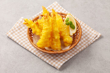 새우튀김은 새우를 통째로 기름에 튀긴 음식.
Shrimp tempura is a dish in which whole shrimp are fried in oil.

