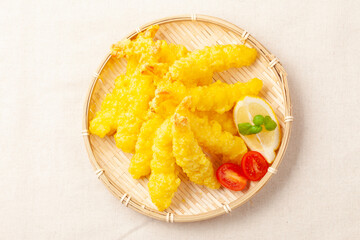 새우튀김은 새우를 통째로 기름에 튀긴 음식.
Shrimp tempura is a dish in which whole shrimp are fried in oil.

