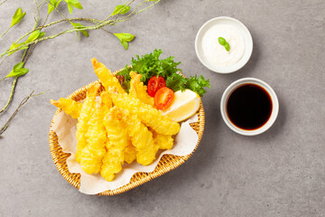 새우튀김은 새우를 통째로 기름에 튀긴 음식.
Shrimp tempura is a dish in which whole shrimp are fried in oil.

