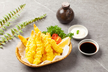 새우튀김은 새우를 통째로 기름에 튀긴 음식.
Shrimp tempura is a dish in which whole shrimp are fried in oil.

