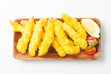 새우튀김은 새우를 통째로 기름에 튀긴 음식.
Shrimp tempura is a dish in which whole shrimp are fried in oil.

