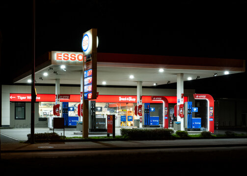 G&Uuml;TERSLOH,DEUTSCHLAND &ndash; 26.02.2024 ESSO Tankstelle in der Nacht
