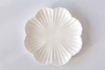 Simple White Petal-Shaped Ceramic Dinner Plate
