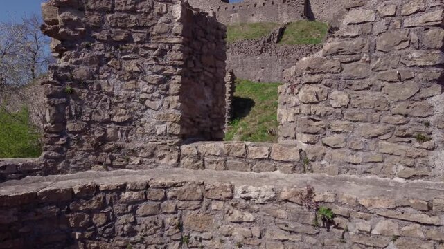 Spektakul&auml;re Aufnahme aus dem Wehrturm der Ruine Schenkenberg und der &Uuml;bersicht der ganzen Burgruine.