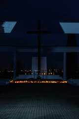 Nastrojowe ujęcie cmentarza po zmroku, gdzie jedynym źródłem światła są palące się znicze. Migoczące płomienie tworzą ciepłą, melancholijną atmosferę, podkreślając duchowy i refleksyjny wymiar miejsca © Michał.S-FOTO