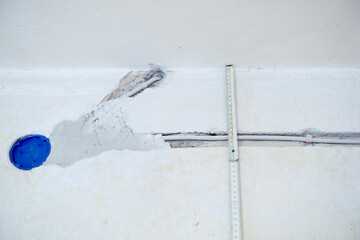 Elektrik‑Installationsschacht mit Kabeln und Unterputzdose im Innenausbau