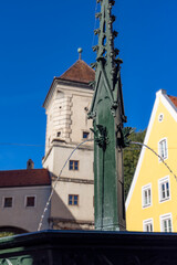 Obraz premium Brunnen am Sandauer Tor in Landsberg am Lech