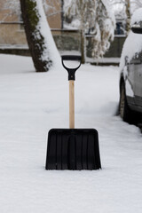 wbita w śnieg mała łopata do śniegu © workszop