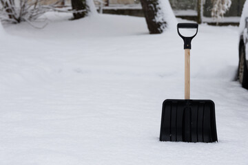 wbita w śnieg mała łopata do śniegu © workszop