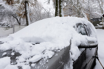 zasypany śniegiem samochód zimą