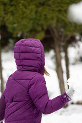 dziewczynka w różowej kurtce bawi się śniegiem © workszop