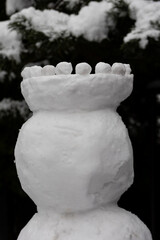 korona ze śniegu na głowie niedokończonego bałwana © workszop