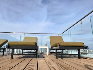 Obraz premium Relaxing Sun Loungers on a Rooftop Terrace