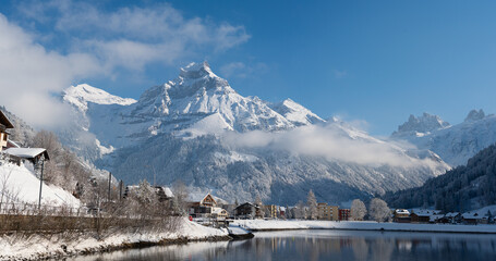 Hahnen (2606m) - gesehen aus Engelberg - Erste Sonne nach Wintereinbruch im November - Detail: Zwei Skifahrer ziehen Spuren