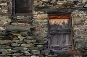 Alte h&ouml;lzerne T&uuml;r an einem Steinhaus, Rimella, Piemont