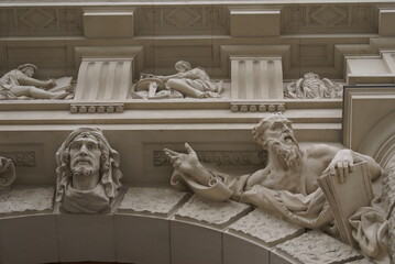 Stone sculpture head detail on historic museum facade in Vienna, Austria
Close-up of an ornate stone sculpture head and surrounding decorative elements on a historic museum building
