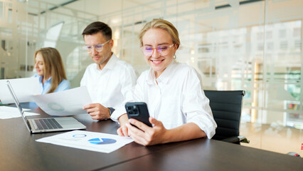 Obraz premium Team members reviewing data at a modern office