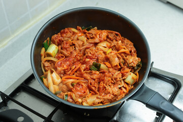 재육볶음 요리 주방모습