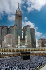 Obraz premium Muslim pilgrims circumambulate the Kaaba Masjidil Haram in Makkah, Saudi Arabia. Muslims all around the world face the Kaaba during prayer time.